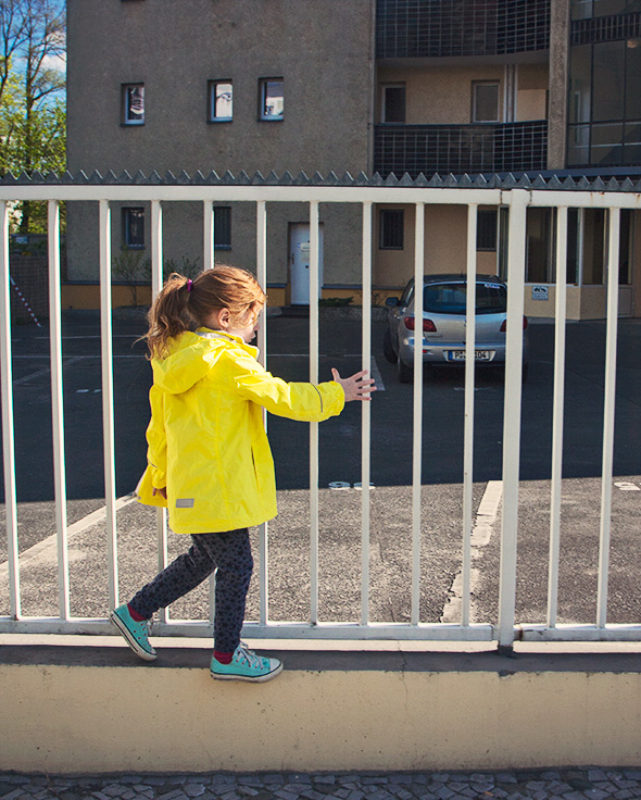 Kinderfotografie Berlin Outdoorjacke von Reima Hose von elfenkind berlin