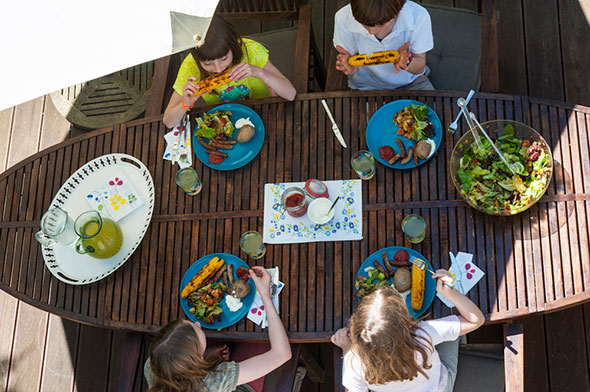 Kinderteller Grillevent - Kinder essen am Tisch