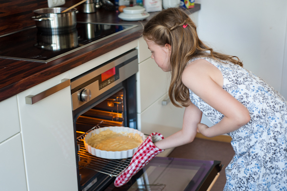Kinderteller - Anna schiebt Teig in Ofen
