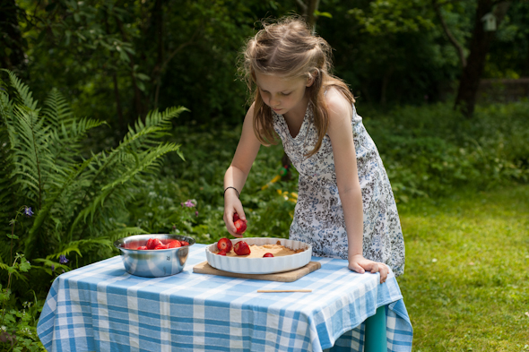 Kinderteller - Anna legt Erdbeeren auf Tortenboden