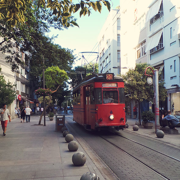 Istanbul mit Kind - Tram in Kadiköy