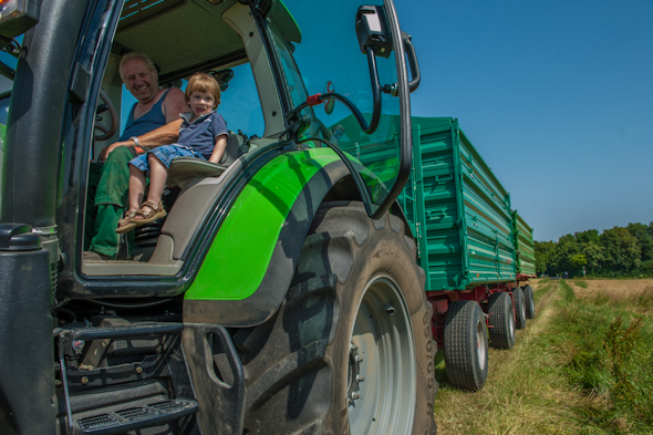 Weizenernte - Peter mit Bauer Leitner im Traktor