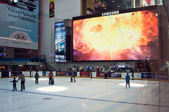 Eislaufen in der Dubai Mall - mit Riesenglotze