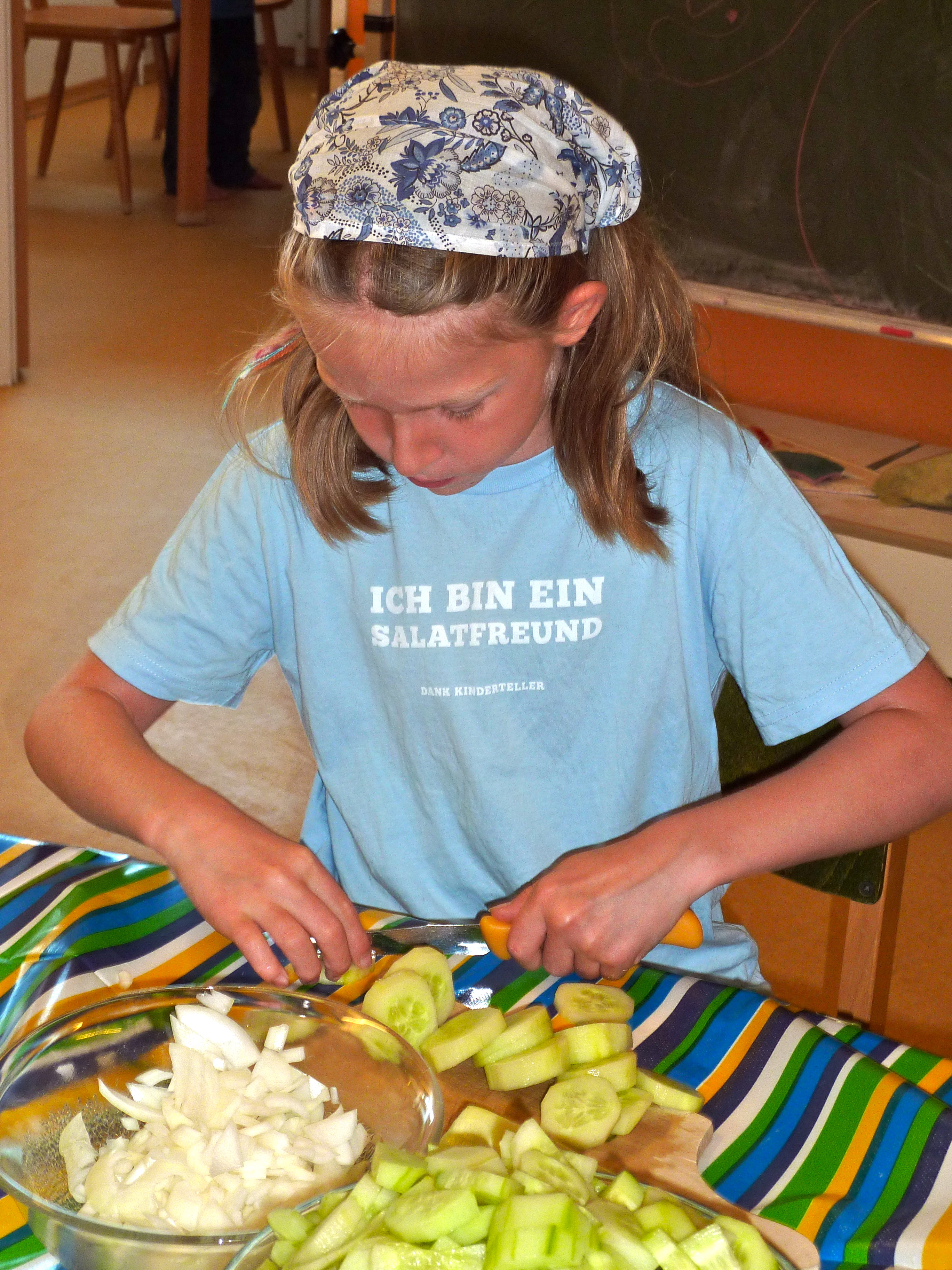 Norderney - Kochen mit Kindern - Mädchen schneidet Gurke