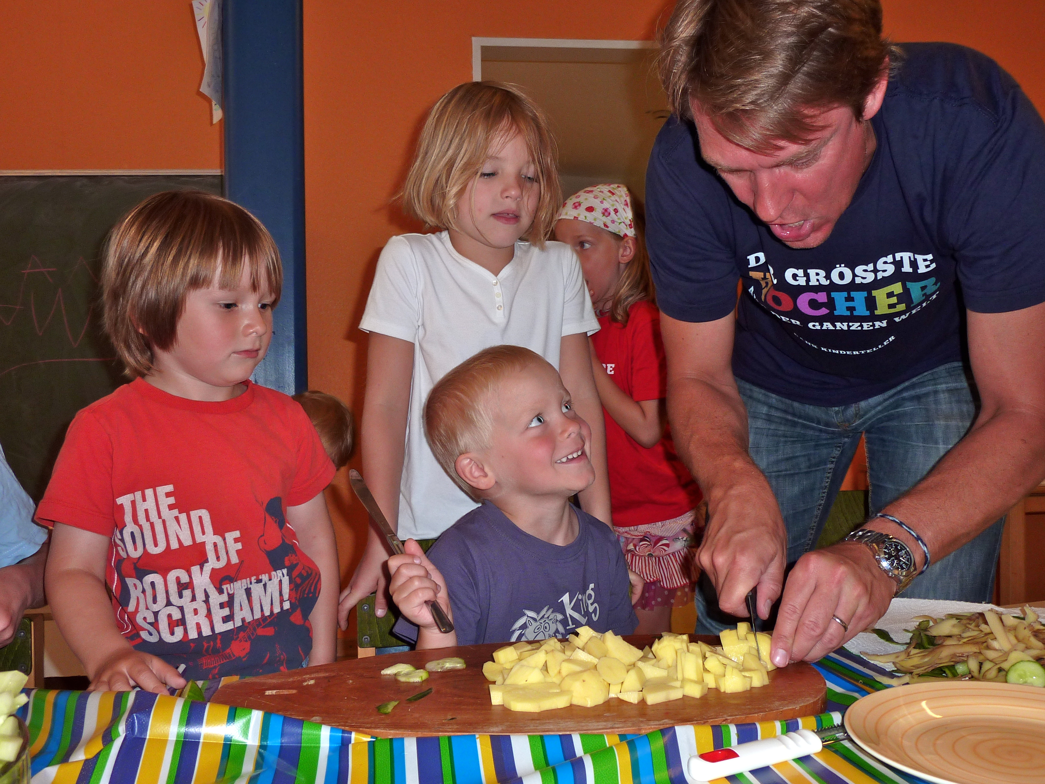 Norderney - Michael König zeigt Kindern, wie man Kartoffeln schneidet