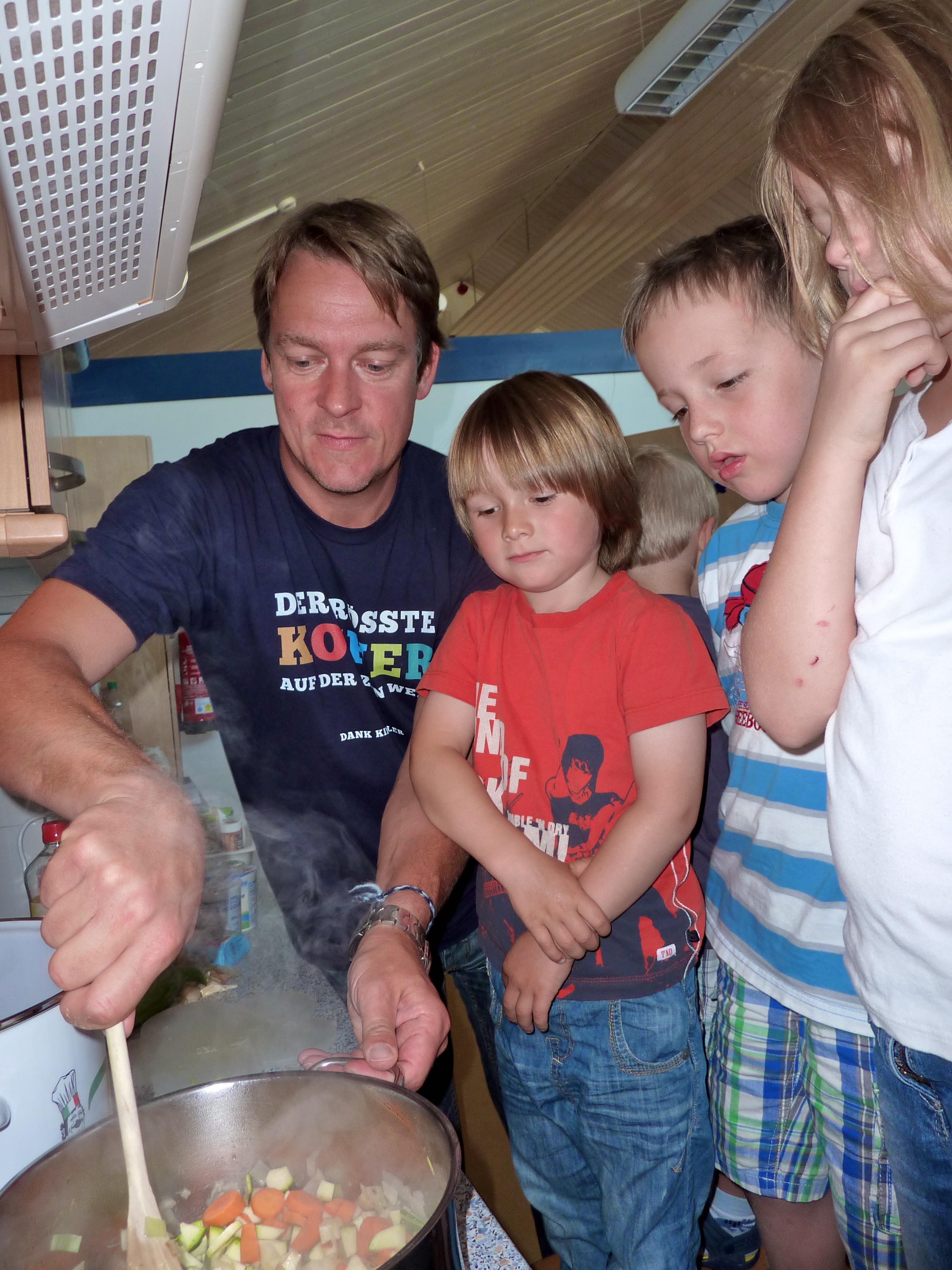 Norderney - Michael König brät mit Kindern Gemüse an