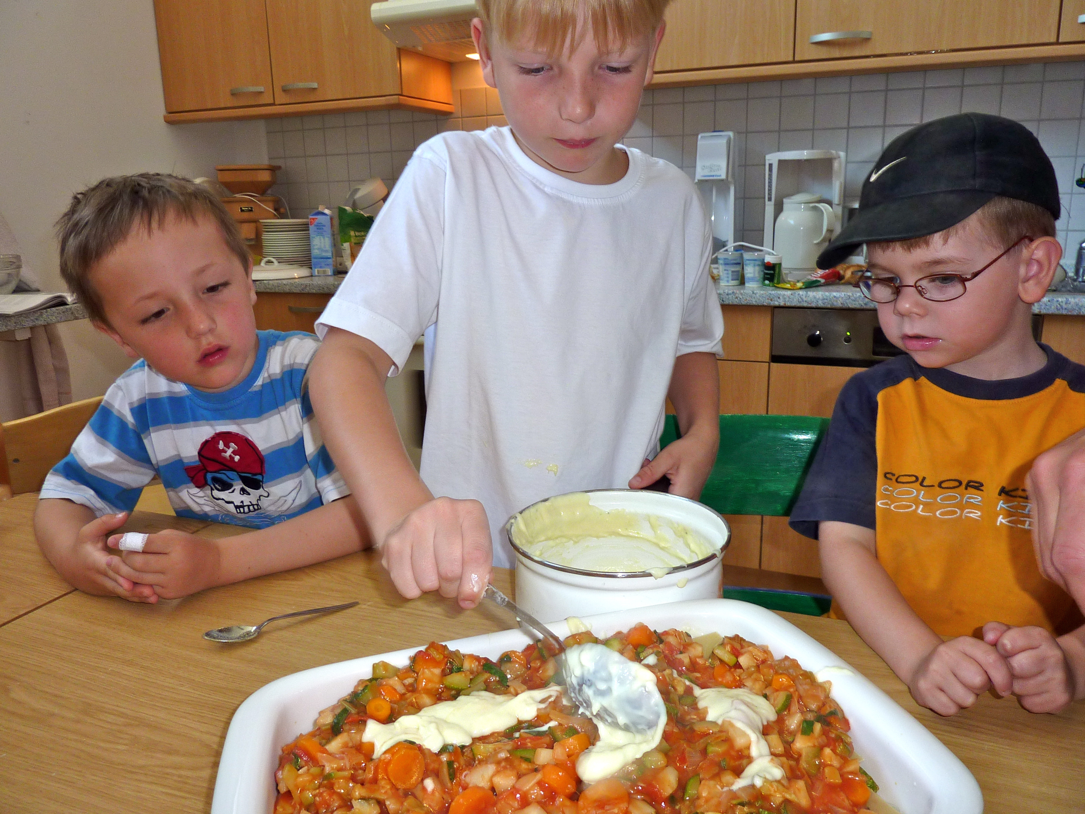 Norderney - Junge bereitet Gemüselasagne vor