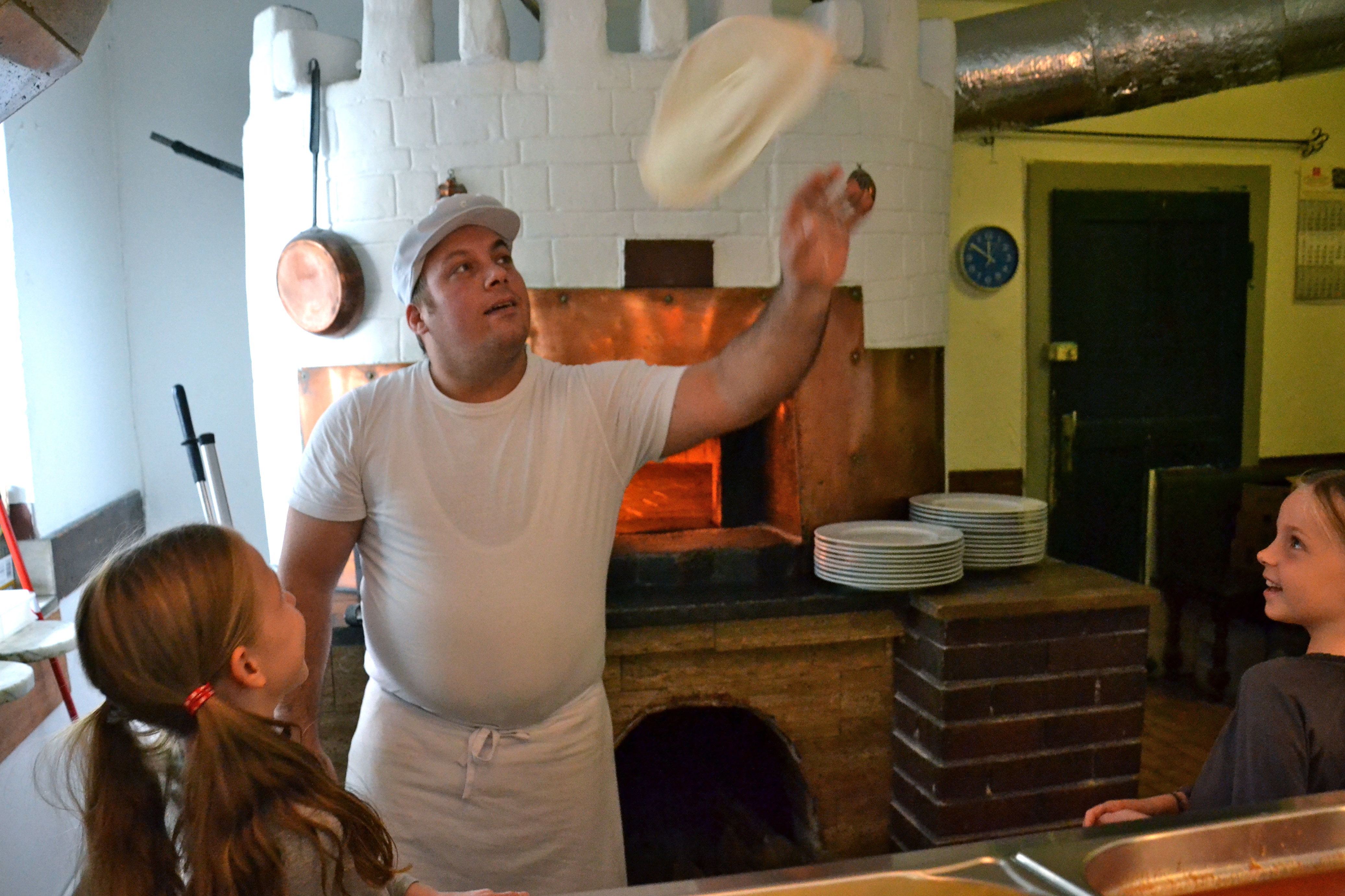 Kinderpizza - Francesco schmeißt den Pizzateig in die Luft