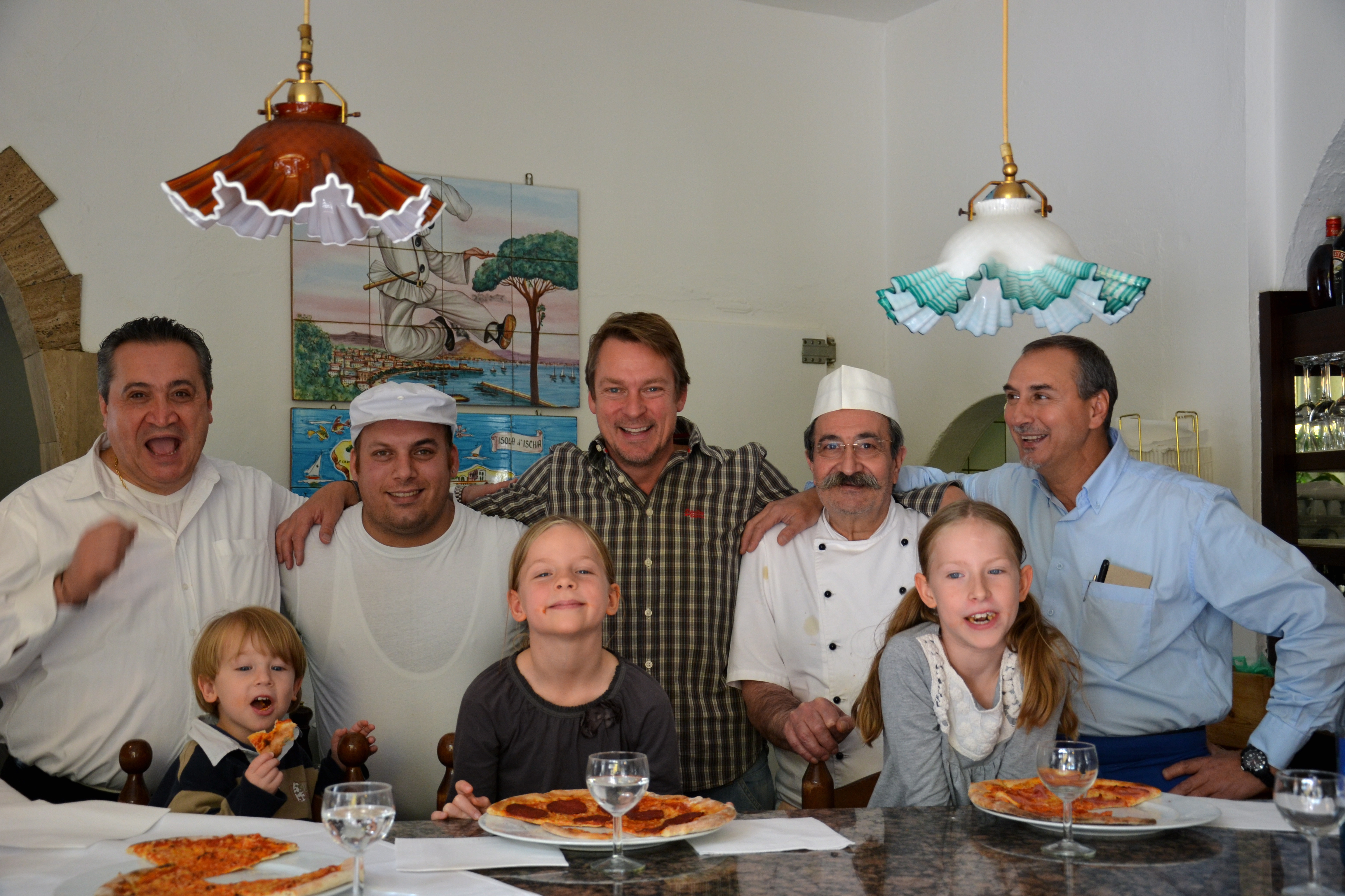 Kinderpizza - Michael König mit seinen Kindern und dem Restaurantteam