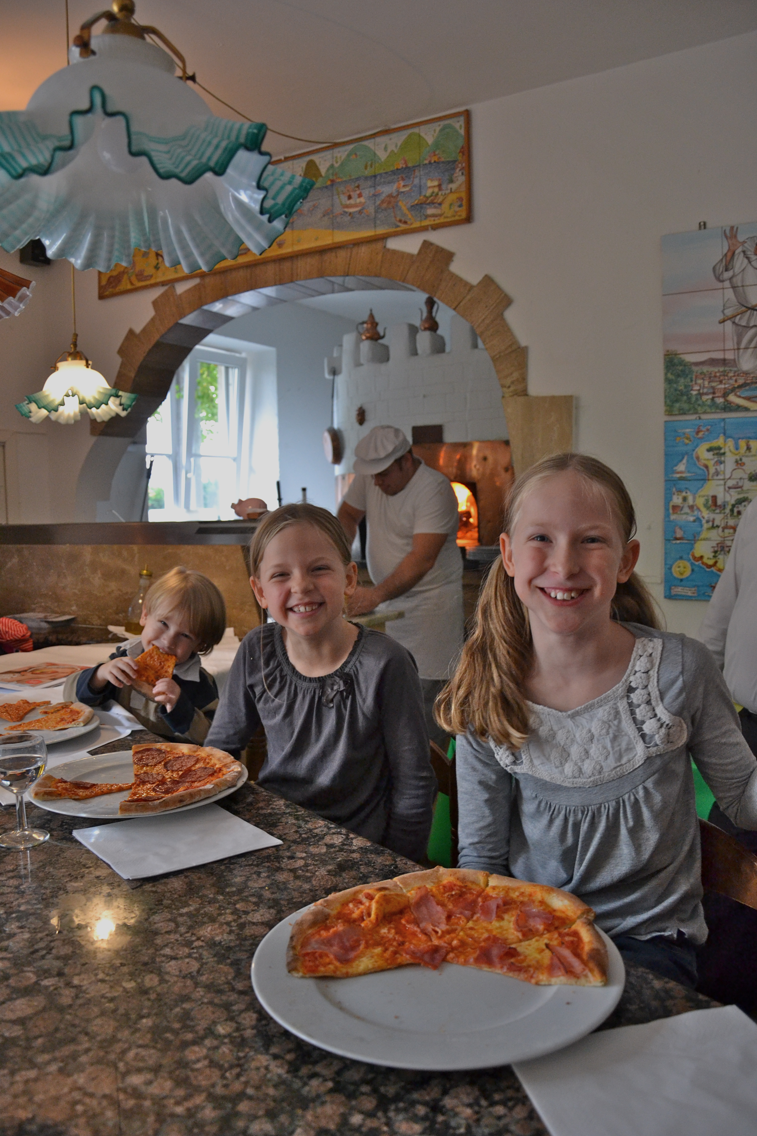 Kinderpizza - Anna, Marie und Peter schmecken die Pizzen