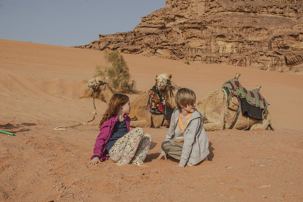 mit kindern nach jordanien reisen wadi rum kamelreiten