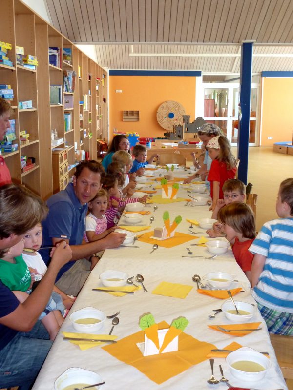 Norderney - Kinder essen gemeinsam Gemüselasagne