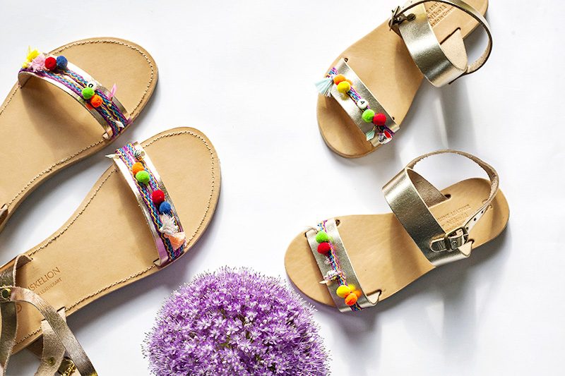 sandalen mit pompoms