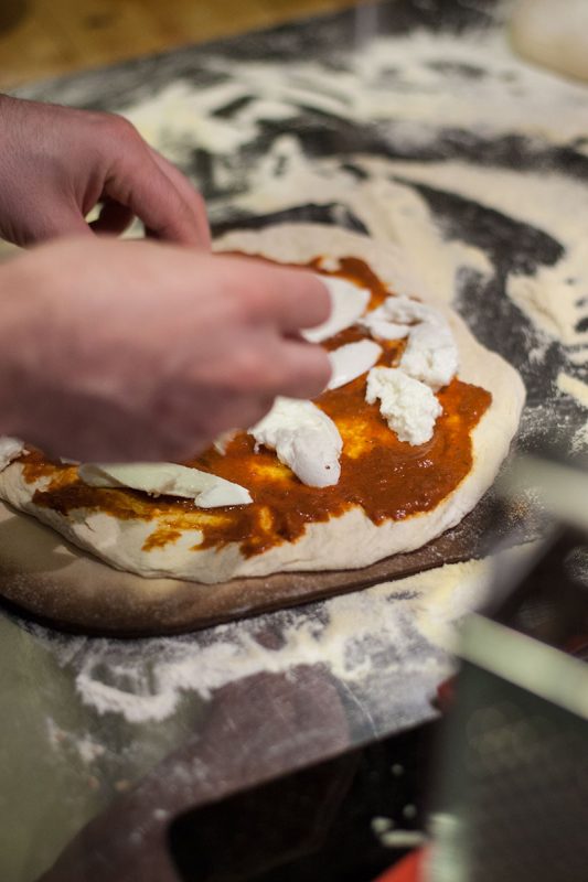 Weltbestes und einfaches Rezept für Pizzateig im Backofen oder Grill ...